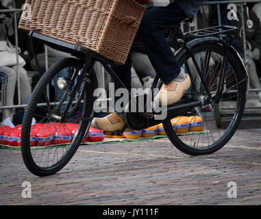 Zoccoli olandese ("klompen') su una bicicletta nel villaggio di Edam, Paesi Bassi Foto Stock
