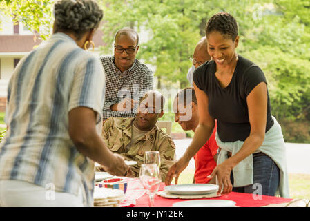 Soldato e i parenti a picnic Foto Stock