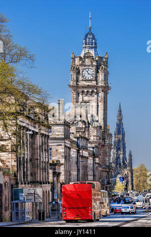 Edimburgo con bus rosso contro clocktower in Scozia, Regno Unito Foto Stock