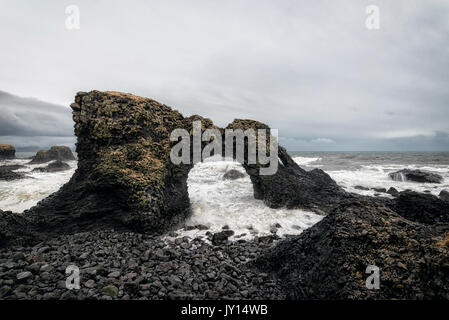 Le formazioni rocciose vicino oceano, Hellissandur, Snaellsnes penisola, Islanda Foto Stock