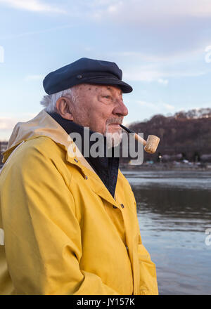 Vecchio Pescatore caucasici in prossimità di acqua Foto Stock