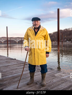 Vecchio Pescatore caucasici in piedi sul dock Foto Stock