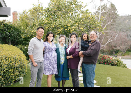 Ritratto di sorridere multi-famiglia di generazione Foto Stock