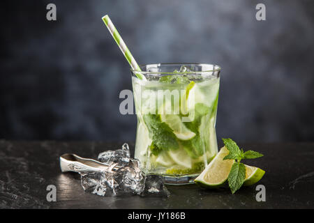 Cocktail Mojito su sfondo scuro Foto Stock