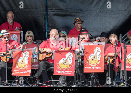 Il 'Wigan Ukulele Club' esecuzione presso la mostra dei fiori a Southport, Merseyside Foto Stock