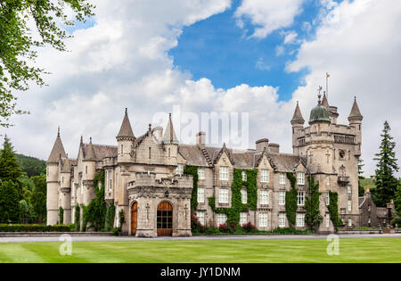 Il Castello di Balmoral, Scottish residenza della famiglia reale, Crathie, Royal Deeside, Aberdeenshire, Scotland, Regno Unito Foto Stock