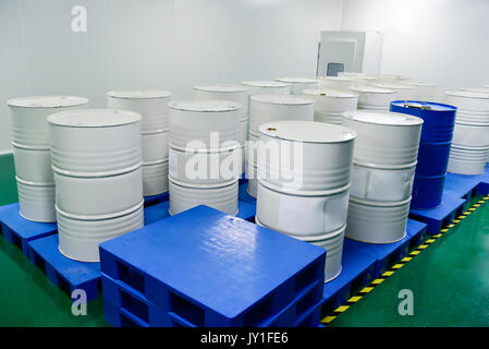 Stoccaggio di barili con la chimica in laboratorio di fabbrica Foto Stock