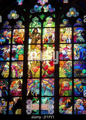 Finestra di vetro colorato di Alfons Mucha in San Vito's Cathedral, Praga, Repubblica Ceca Foto Stock