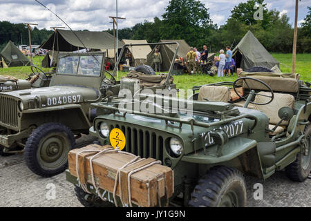 Seconda guerra mondiale Army US Willys MB jeep a quattro ruote motrici di veicoli di utilità di fronte WW2 reenactors' field camp alla fiera militaria Foto Stock