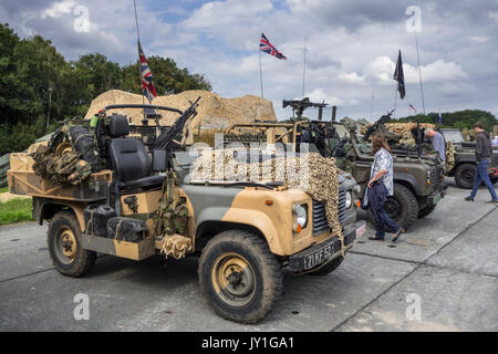 Armate Land Rover 90, Esercito britannico con quattro ruote motrici veicoli fuoristrada a militaria fair Foto Stock
