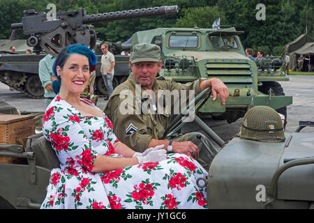 Reenactors vestito come WW2 soldato americano e la donna negli anni quaranta abito in posa di WWII Willys militare MB jeep durante la Seconda Guerra Mondiale militaria fair Foto Stock