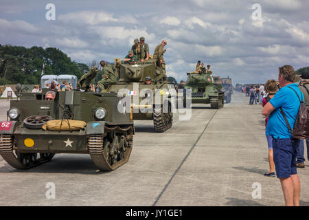 I visitatori che desiderano alla parata di WW2 militari veicoli blindati a seconda guerra mondiale militaria fair Foto Stock