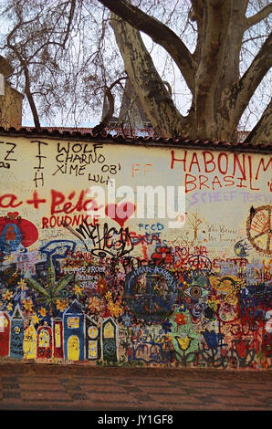 Parte del Muro di John Lennon, Velkopřevorské náměstí (Grand Priory Square), Malá Strana, Praga Foto Stock