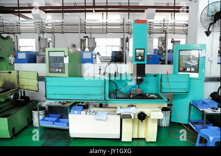 Macchine CNC durante il processo nel corso del workshop di vuoto Foto Stock