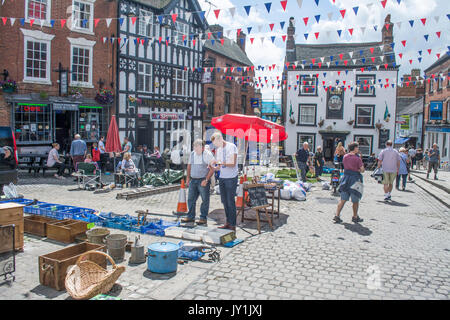 Le bancarelle del mercato in luogo di mercato Ashbourne Derbyshire, England, Regno Unito, Europa Foto Stock