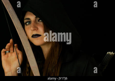 Una giovane donna vestita come un elfo con un cambio di legno arco e frecce Foto Stock