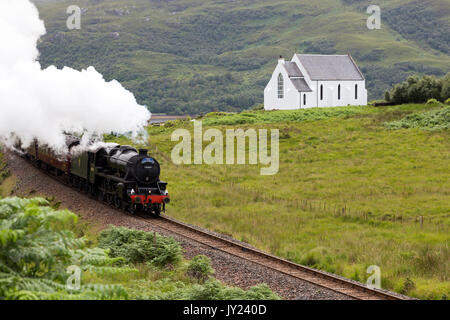 Il Giacobita treno a vapore passando Polnish chiesa sul suo cammino a Mallaig, costa ovest della Scozia, Regno Unito Foto Stock