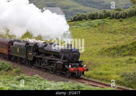 Il Giacobita treno a vapore passando Polnish chiesa sul suo cammino a Mallaig, costa ovest della Scozia, Regno Unito Foto Stock