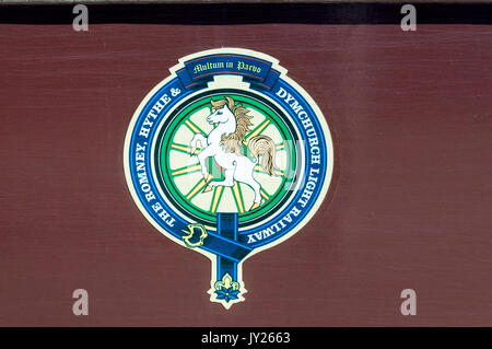 Il logo del Romney, Hythe & Dymchurch Railway sul lato di un treno. Foto Stock