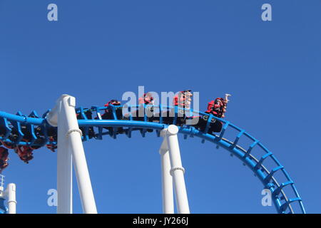 Rollercoaster in un parco a tema in Spagna Foto Stock