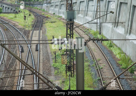 Le linee di alimentazione su binari ferroviari Foto Stock