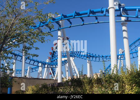 Roller Coaster nel parco a tema in Spagna Foto Stock