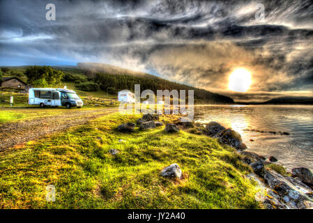 Area di Altnaharra, Scozia. Il pittoresco misty sunrise vista del caravan e camper Club sito a Grummore vicino Altnaharra. Foto Stock