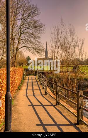 La Cattedrale di Salisbury, visto da Harnham mill, (elaborata come una immagine HDR). Foto Stock