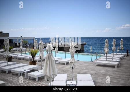 Sistiana, Italia - 11 August 2017: Portopiccolo beach resort a Sistiana. Inaugurato il 8 agosto 2014, Porto Piccolo Sistiana offre waterfront Foto Stock