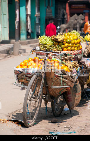 La frutta in una bicicletta a Katmandu, Nepal. Foto Stock