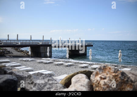 Sistiana, Italia - 11 August 2017: Portopiccolo beach resort a Sistiana. Inaugurato il 8 agosto 2014, Porto Piccolo Sistiana offre waterfront Foto Stock