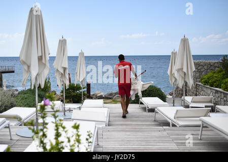 Sistiana, Italia - 11 August 2017: Portopiccolo beach resort a Sistiana. Inaugurato il 8 agosto 2014, Porto Piccolo Sistiana offre waterfront Foto Stock