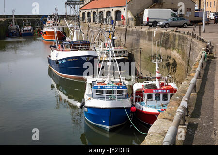 Barche da pesca nel porto di Pittenweem, Fife, Scozia Foto Stock