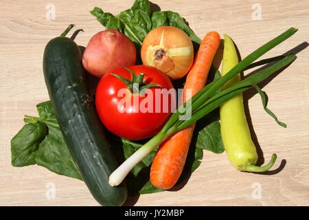 Mix di verdure fresche sul tavolo di legno Foto Stock