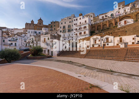 Pisticci (Matera, Italia) - Una città bianca sulle colline badlands, in provincia di Matera, Basilicata, Italia meridionale Foto Stock