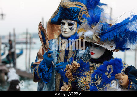 Venezia,l'Italia,26 Febbraio 2011:due maschere veneziane in posa vicino la pagoda di porta in Piazza San Marco a Venezia durante i giorni di carnevale.focu selettiva Foto Stock