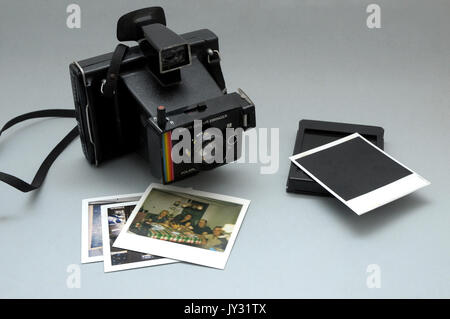 Telecamera Polaroid, modello Super Color Swinger, vintage in ottime condizioni e foto polaroid Foto Stock
