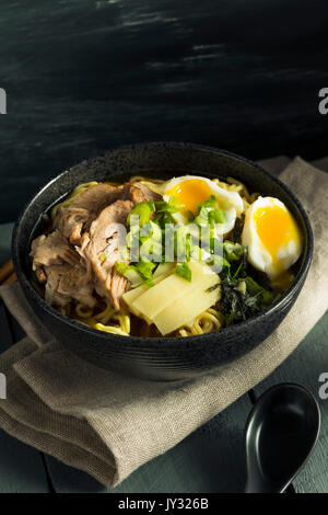 In casa di maiale giapponese di spaghetti ramen con uova e alghe marine Foto Stock