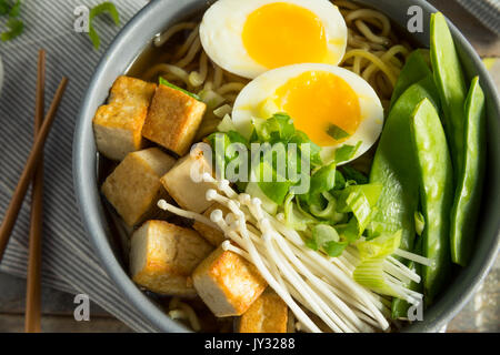 In casa giapponese Tofu Vegan spaghetti ramen con uova e funghi Foto Stock