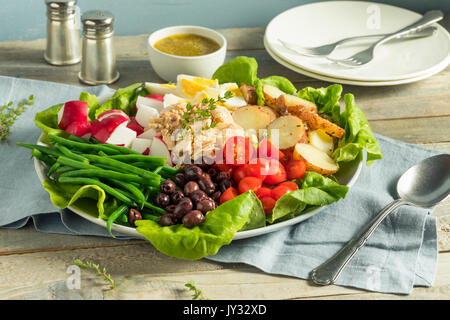 In casa francese Insalata Nizzarda con tonno Uova Patate e fagioli verdi Foto Stock