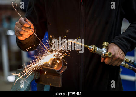 La saldatura, con una torcia di saldatura di due tubi di metallo vengono saldate, seminario di formazione per riscaldamento e idraulici artigiani, Foto Stock