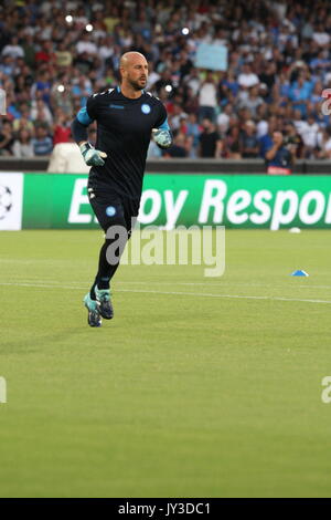 Napoli, Italia. 16 Ago, 2017. Azione durante la partita di calcio tra SSC Napoli e OGC Nice presso lo Stadio San Paolo di Napoli .Risultato finale Napoli vs. OGC Nice 2-0.In foto Pepe Reina (portiere) di SSC Napoli Credito: Salvatore Esposito/Pacific Press/Alamy Live News Foto Stock