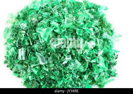 Piccoli pezzi di taglio verde bottiglie in plastica su carta bianca Foto Stock