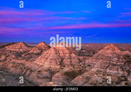 Alba sul pagliaio buttes in terry badlands vicino a terry, montana Foto Stock