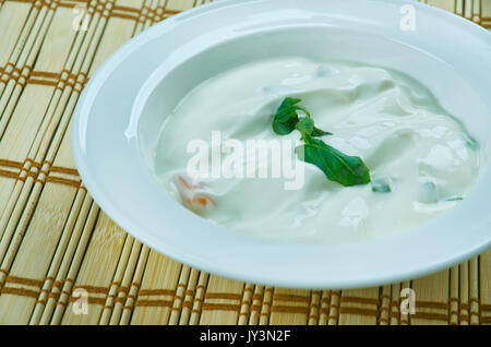 Haydari - Medio Oriente yogurt di capra e insalata di cetrioli Foto Stock