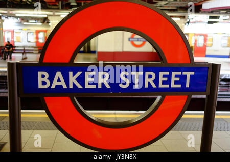Sulla piattaforma della stazione di Baker Street a Londra, sulla linea metropolitana Foto Stock