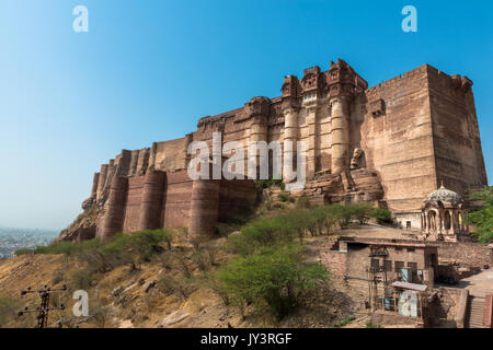 Immagine orizzontale del Forte Mehrangarh sulla sommità della città di Jodhpur la città blu del Rajasthan in India. Foto Stock