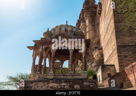 Immagine orizzontale del Forte Mehrangarh sulla sommità della città di Jodhpur la città blu del Rajasthan in India. Foto Stock