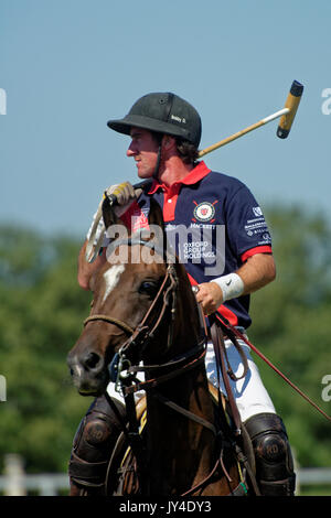 Tseleevo, Moscow Region, Russia - 26 Luglio 2014: il lettore non identificato di scuole britanniche con un mazzuolo in match contro la mosca Polo Club durante il B Foto Stock