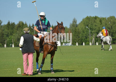 Tseleevo, Moscow Region, Russia - 26 Luglio 2014: voce del British Polo giorno Simon Ledger colloqui con Jamie Hepburn della Oxbridge polo team. Era il sec Foto Stock